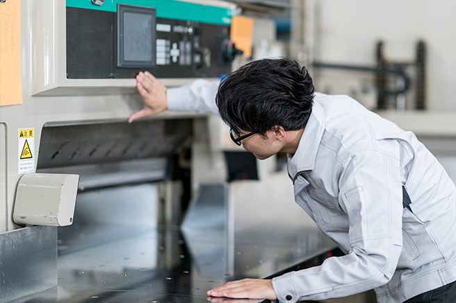 レーザー加工機で金属製ハンドスピーナーの彫刻を行いました。