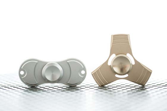 レーザー加工機で金属製ハンドスピーナーの彫刻を行いました。