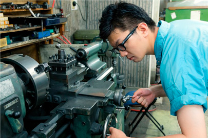 熟練した溶接工による溶接加工